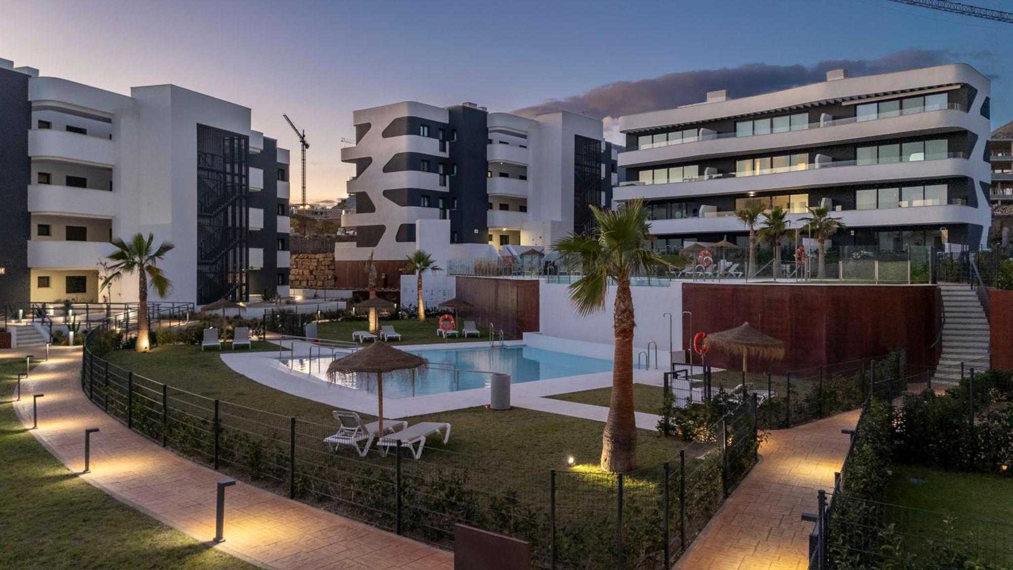 Huoneisto Higueron West Collection - The Poolside Garden By Hwpc *